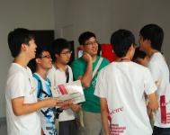 The founding students sharing their joyful college life with CUHK new students.